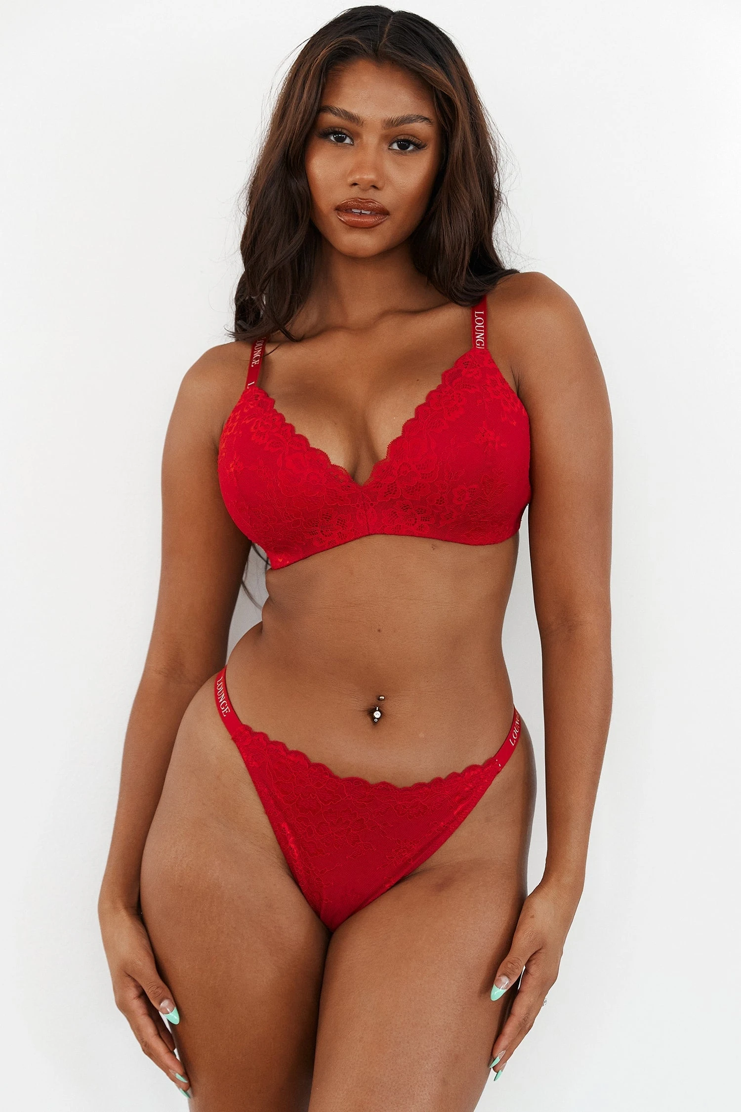 0007_1RedLaceMagicBraandThong-Nayeli_251b7827-1478-4d50-921e-1c1bca5992c6.jpg Lounge Underwear Sustainable Lace Magic Bra (Set) - Maroon BH Ohne Bügel Sets