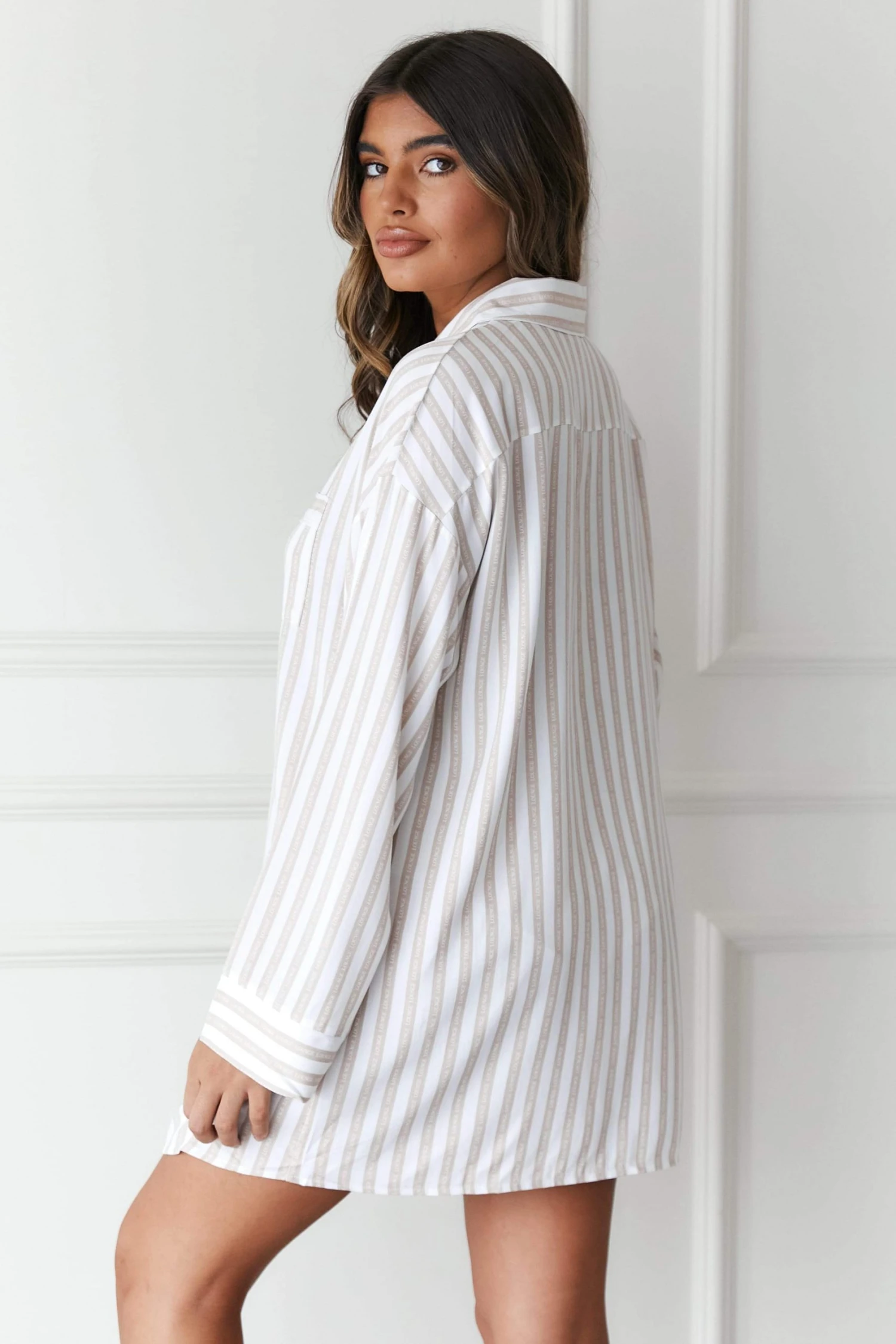 2MinkOversizedShirtandBriefsDakota_e8960cc3-968e-42be-a6c1-8ced2893970f.jpg Lounge Underwear Schlaf Pinstripe Oversized Pyjama Shirt (Set) - Mink