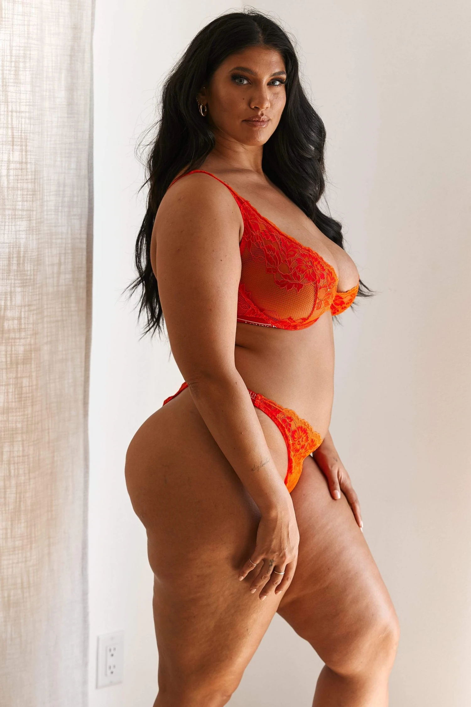 592A8308LuxeBalconyEcommLatecia_d2f83ceb-66fb-4f19-ba86-b9e413382136-1.jpg Lounge Underwear Nichtgepolsterte Sustainable Luxe Balcony Bra (Set) - Red